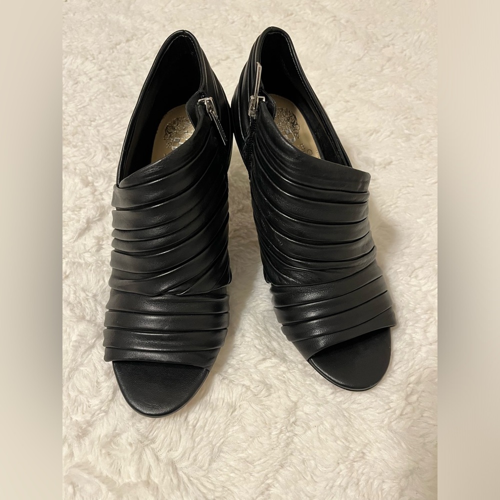 Black leather Vince Camuto heels 🖤